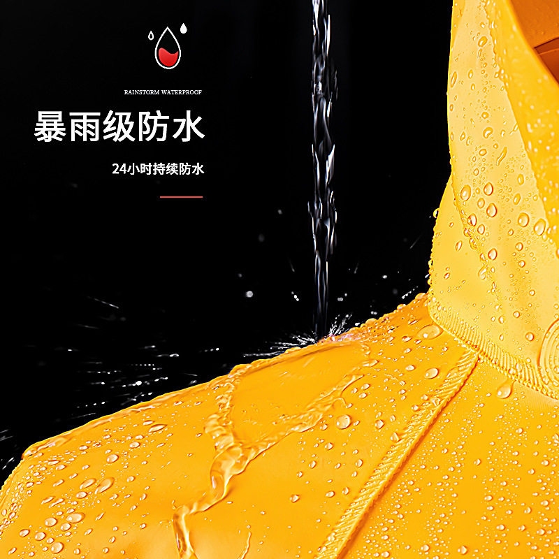 骑手送美团外卖穿雨衣雨