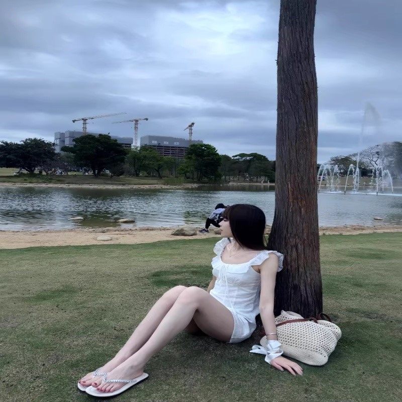 人字拖女夏季外穿潮百搭软底凉拖鞋平底防滑高级感水钻拖鞋配裙子