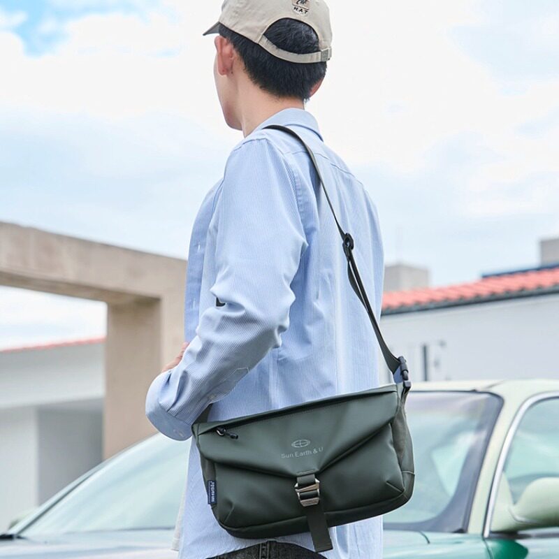 日本新款斜挎包男女通用轻便单肩背包邮差包休闲防水时尚简约便携