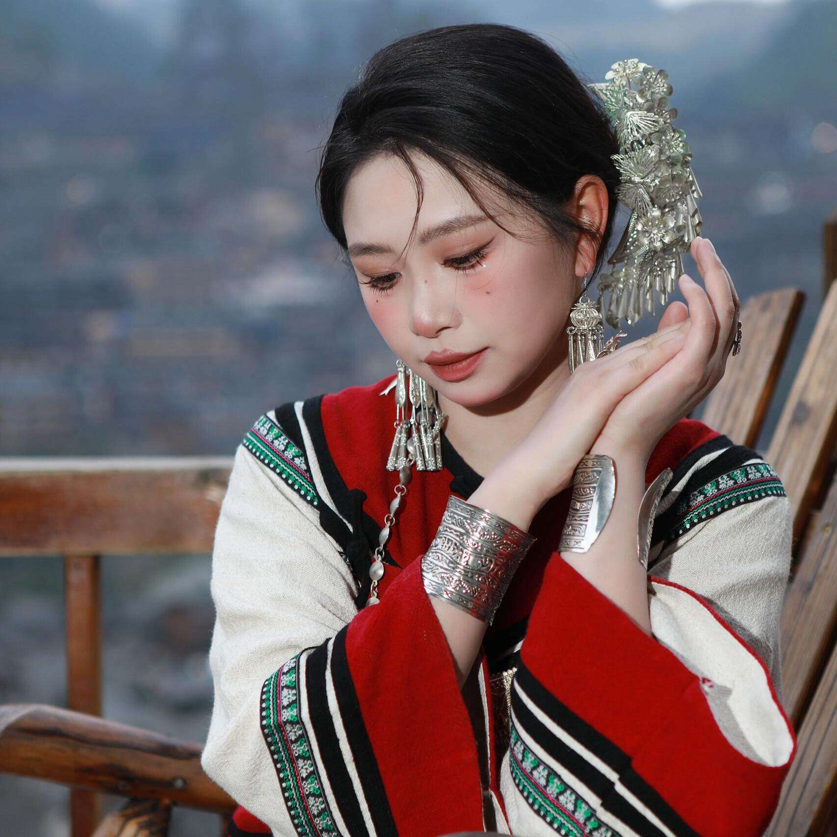 彝族风改良少数民族服装女红套装苗族异域少女旅拍舞蹈演出度假风