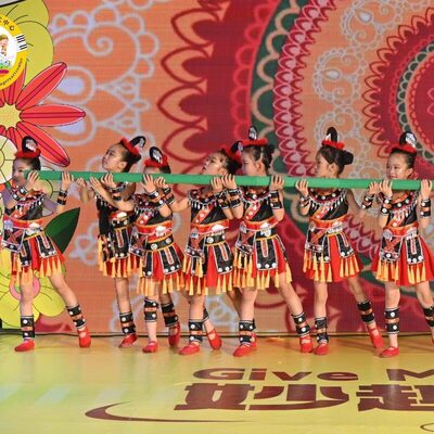 女童民族风表演服添思晨