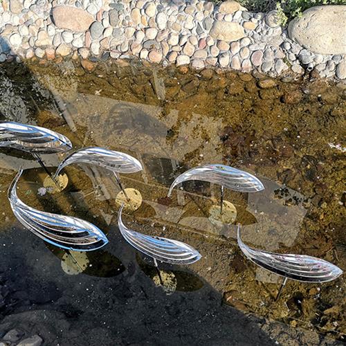 不锈钢鱼雕塑镜面金属小鱼户外别墅水池公园装饰水景景观鱼群摆件