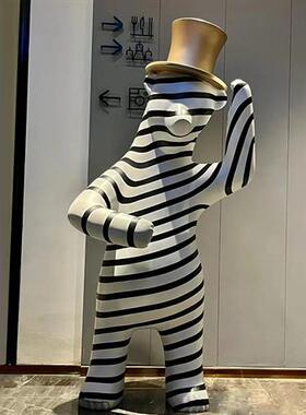 客厅大型落地礼貌条纹熊摆件酒店商场玻璃钢卡通雕塑售楼部装饰品