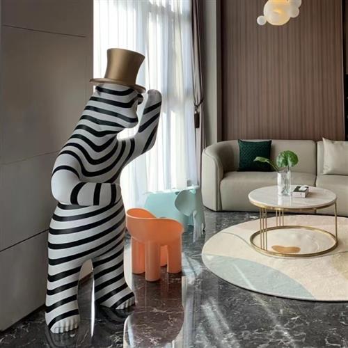 客厅大型落地礼貌条纹熊摆件酒店商场玻璃钢卡通雕塑售楼部装饰品