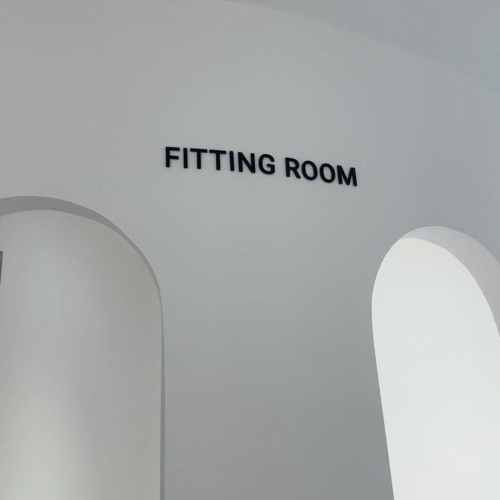 试衣间FITTING ROOM立体自沾立体简约时尚亚克力字服装店装饰门牌