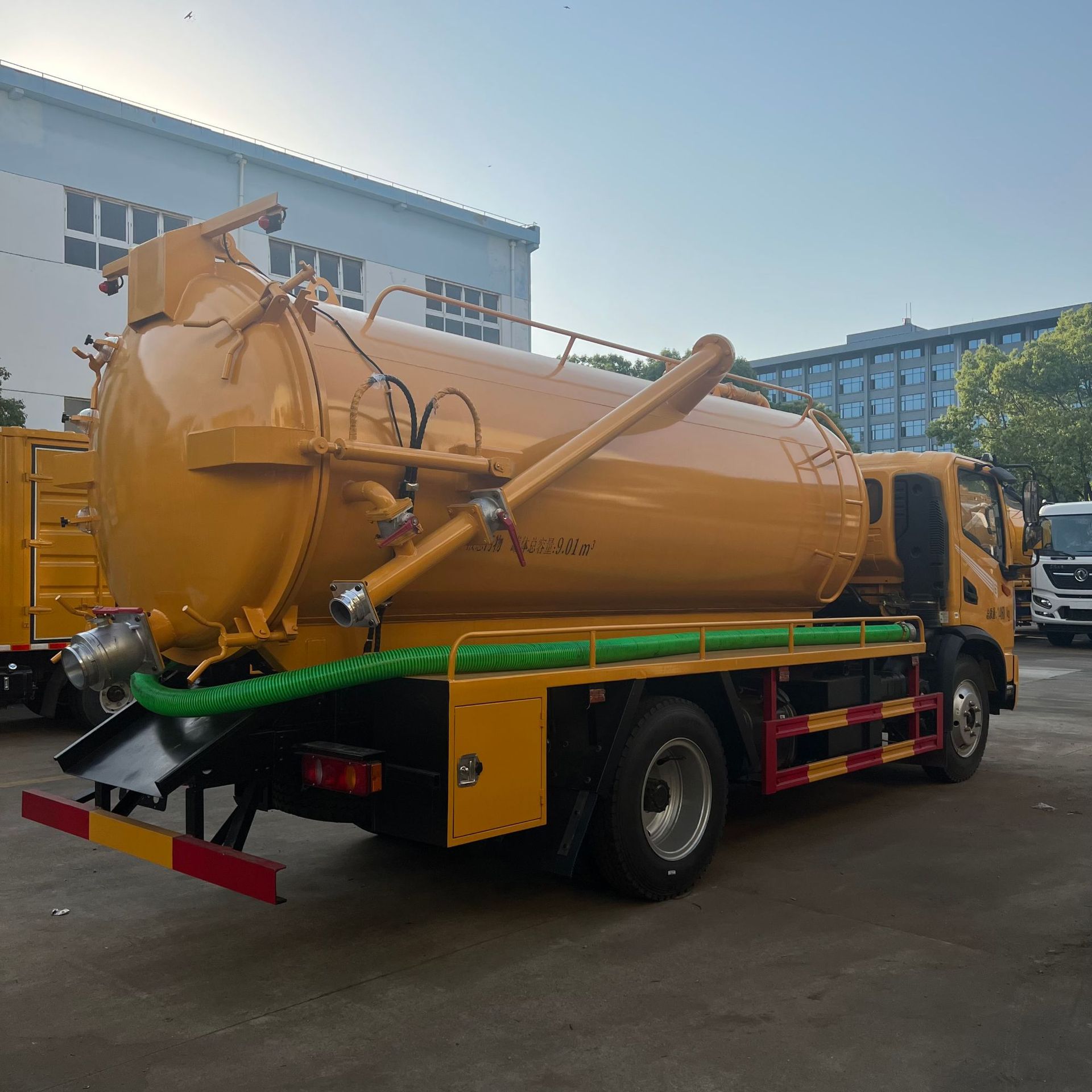 东风多利卡4x2吸污车5立方米