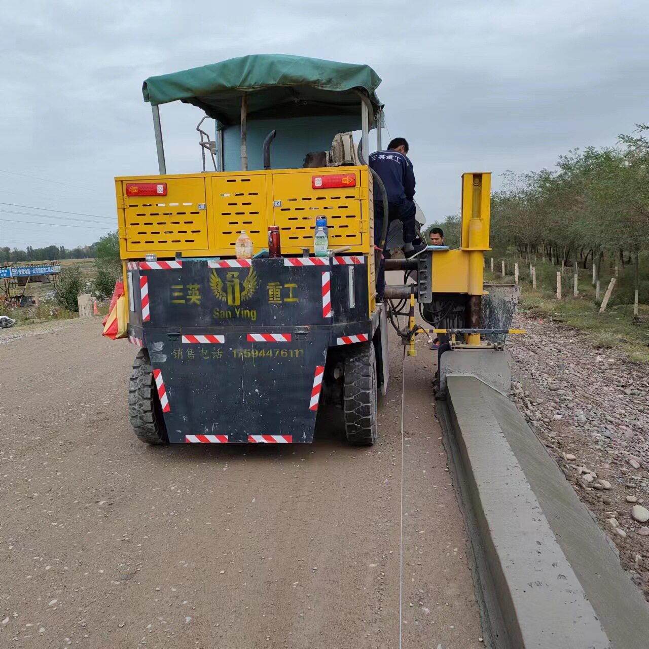 自走式路沿石成型机路肩石边沟滑膜机混凝土路缘石滑模成型机