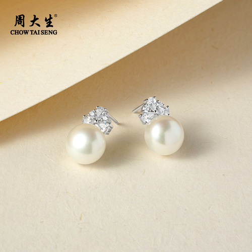 周大生兰花面包珍珠耳钉