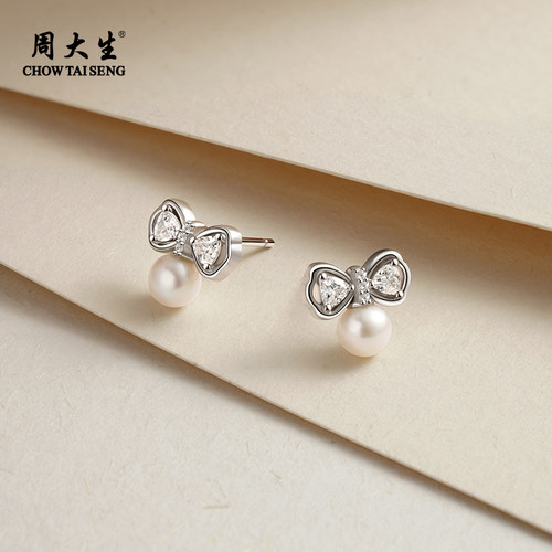 周大生蝴蝶结耳钉女近圆淡水珍珠强光泽银耳针时尚耳饰5.5-6mm