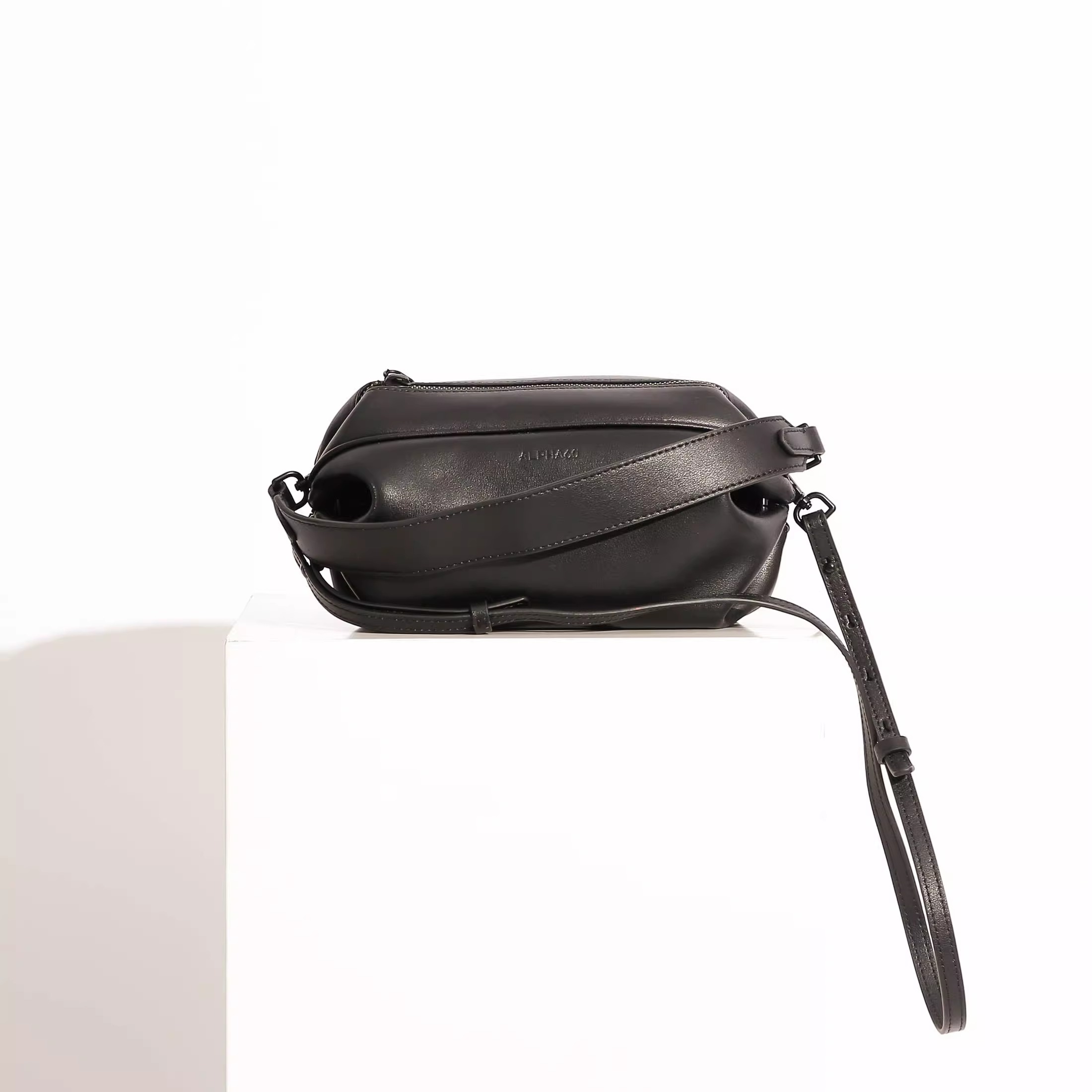 独特设计感黑色花苞状皮革水桶包