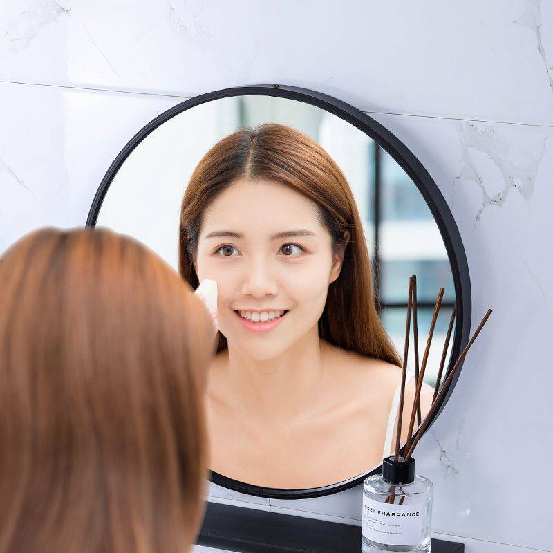 北欧镜子贴墙洗手间免打孔铝合金化妆镜浴室镜子挂墙带置物架圆镜