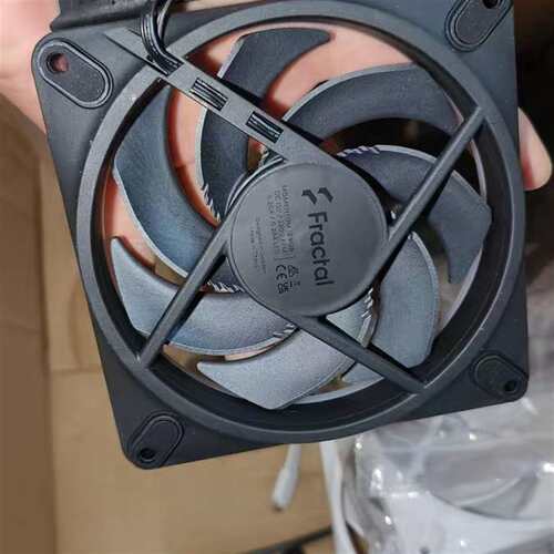可维修分型工艺 MOMENTUM 12 RGB风扇议价