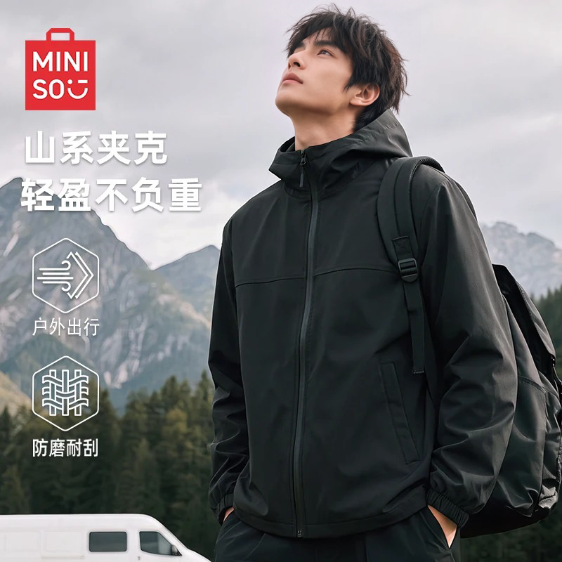 名创优品夹克男秋季黑色软壳户外防风拉链徒步运动轻量连帽外套Y