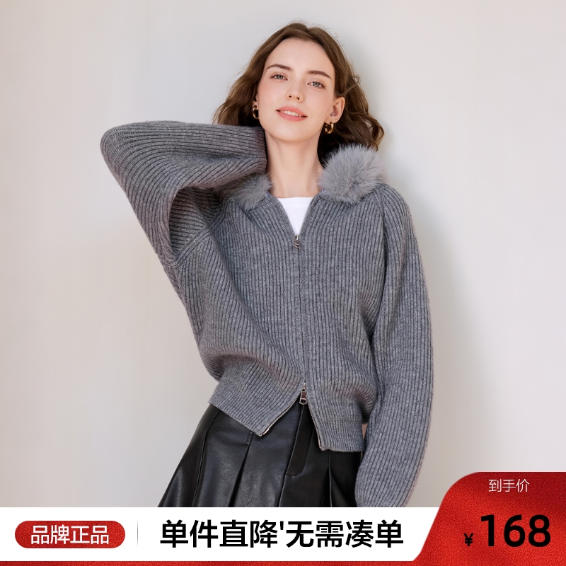 [新品]百图大毛领连帽毛衣外套女2025年冬季新款宽松坑纹针织开衫