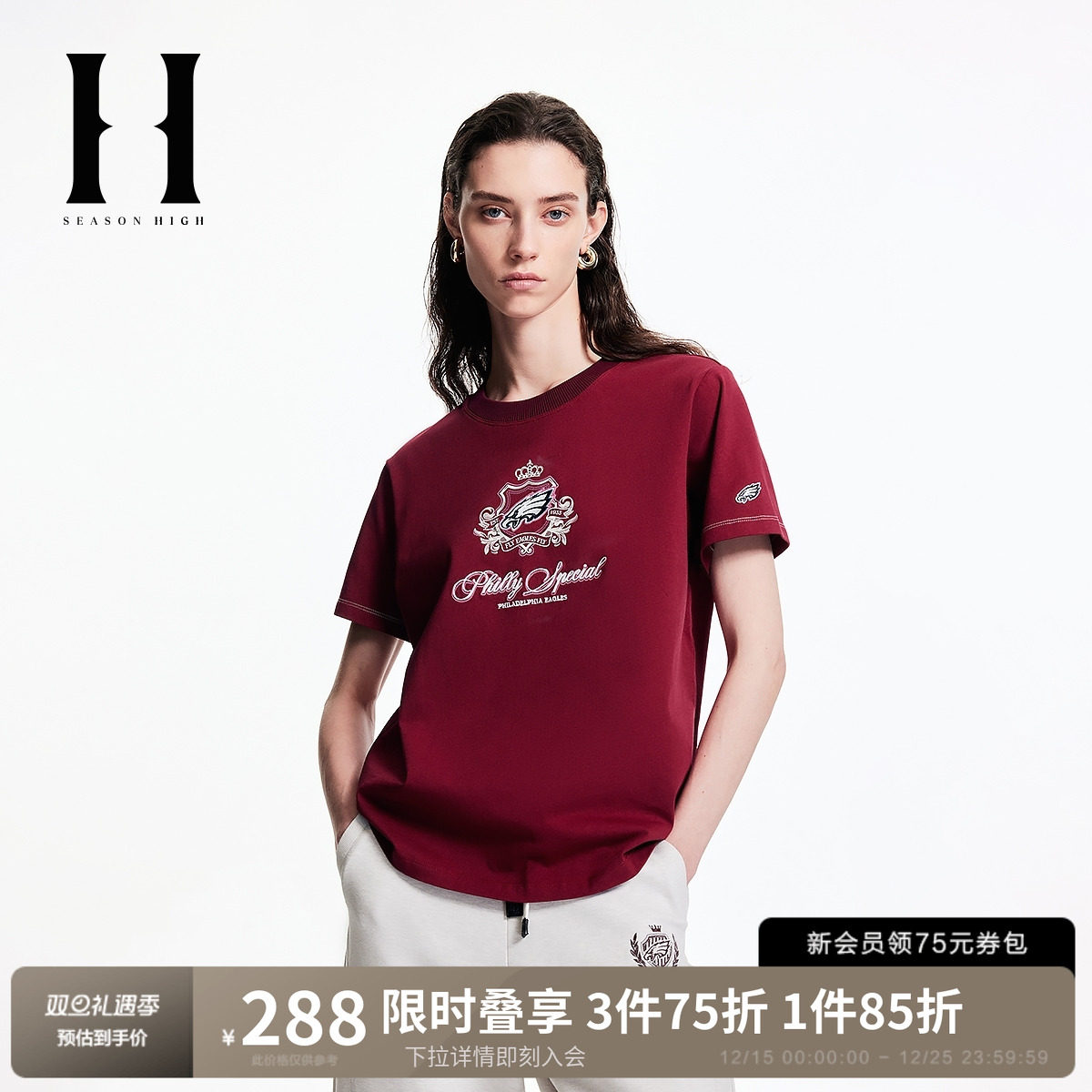 常规版型，圆领，背后底摆贴布装饰