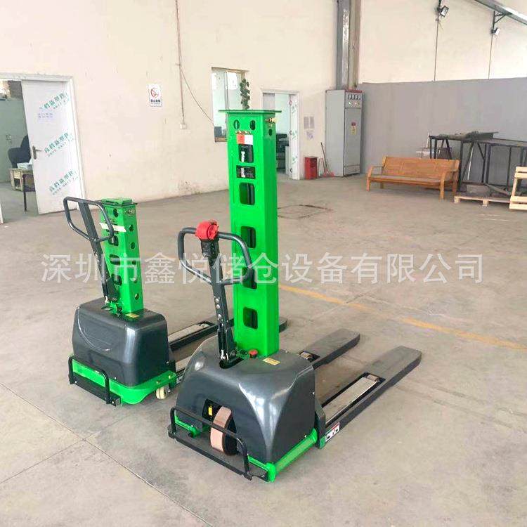 自体登高电动叉车随车1吨全电动堆高车便携式自提升降车搬运叉车