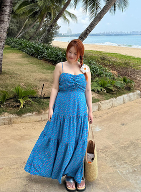 QDD STUDIO/微胖大码显瘦氛围感露背吊带连衣裙海边度假碎花长裙