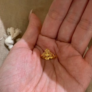 复古金色镂空梅花尾戒女戒指vintage小众老钱风红宝开口戒指配饰