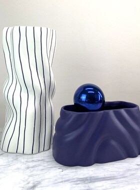 现代北欧蓝褶皱陶瓷白色条纹y插花花器样板间售楼处软装花瓶摆件