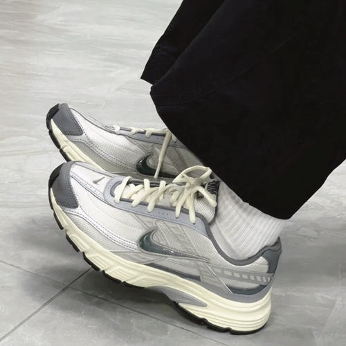NIKE耐克男子运动休闲缓震透气跑步鞋HQ1179-001