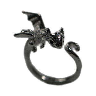 无聊了手上戴条小黑龙!戒指