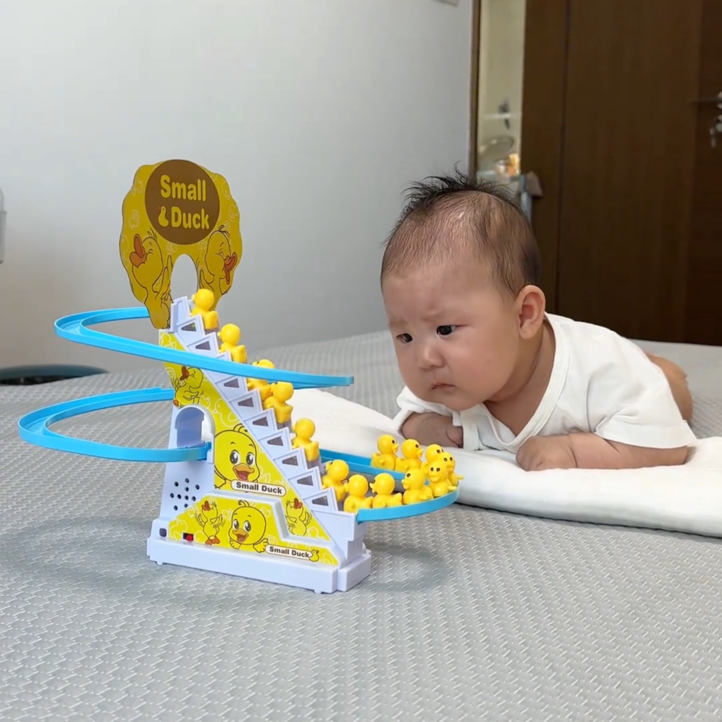 小鸭子上楼梯玩具婴儿练趴擡头宝宝益智电动轨道滑滑梯哄娃神器