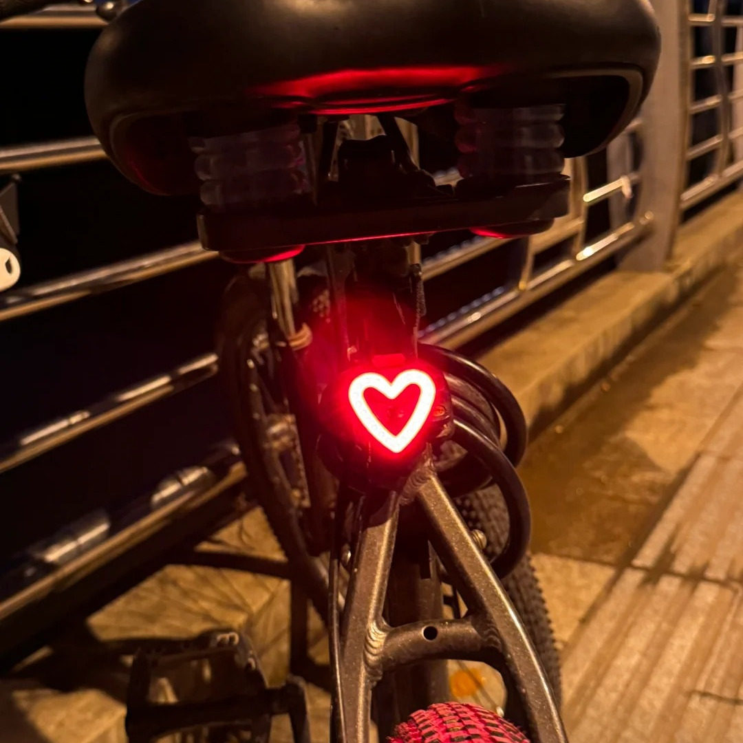 自行车夜骑灯爱心尾灯山地车公路车通用骑行警示灯爆闪尾灯防水