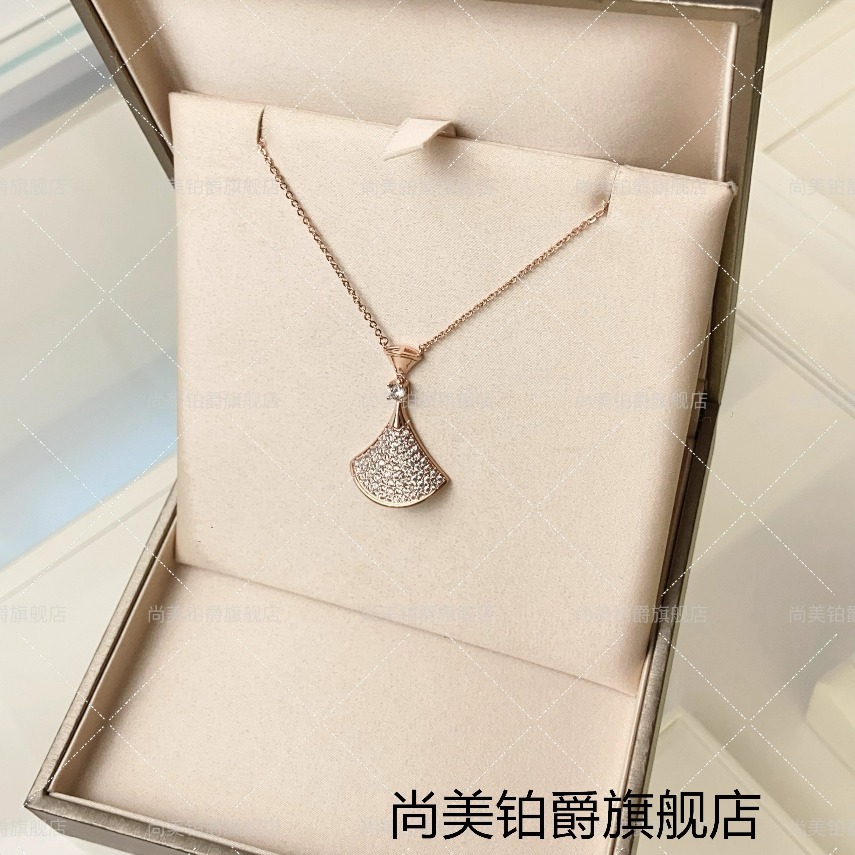 尚美铂爵18K玫瑰金小裙子项链