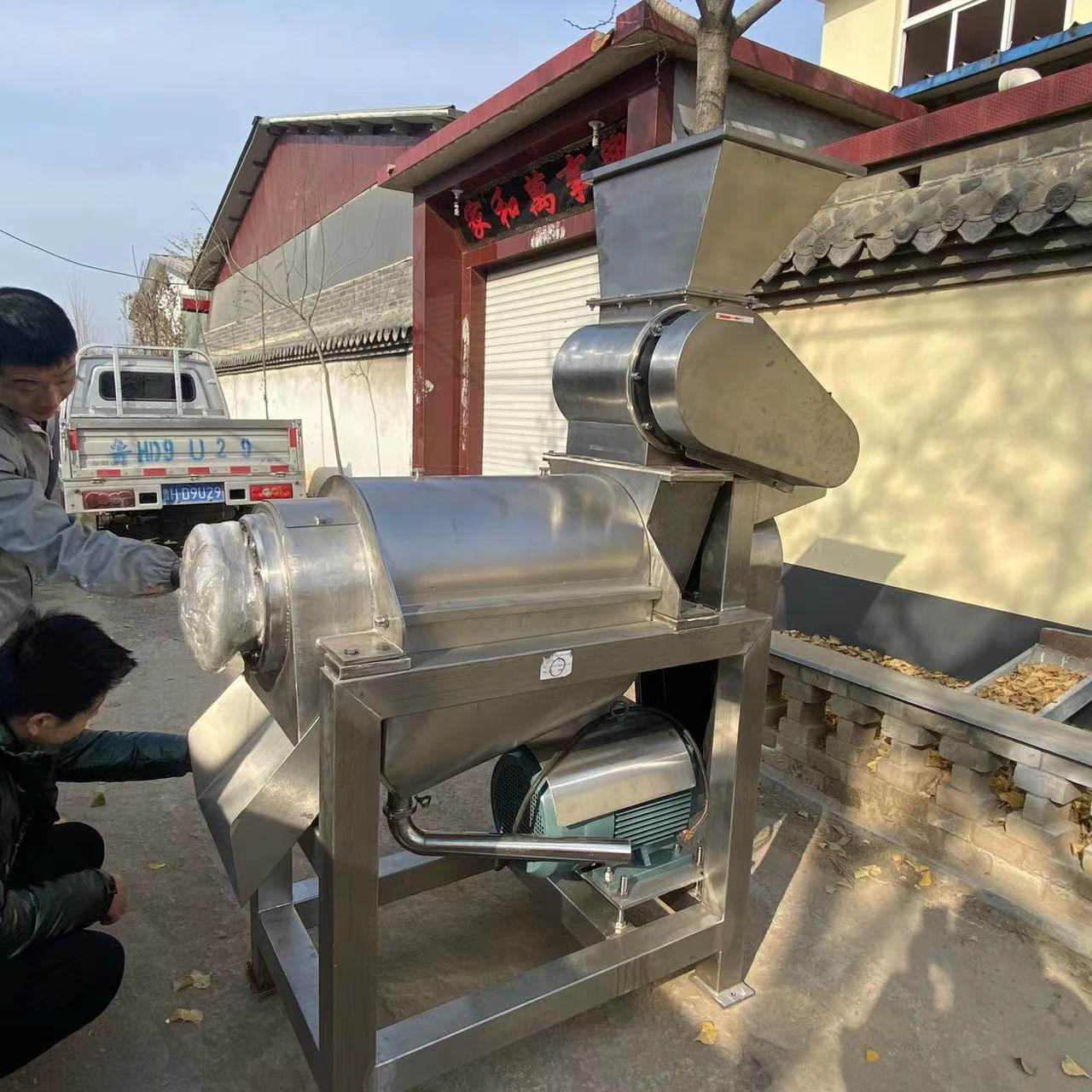 厂家直销钢芹菜菠菜萝卜榨汁机 菠萝椰肉脱汁机 大型仙人草破碎机