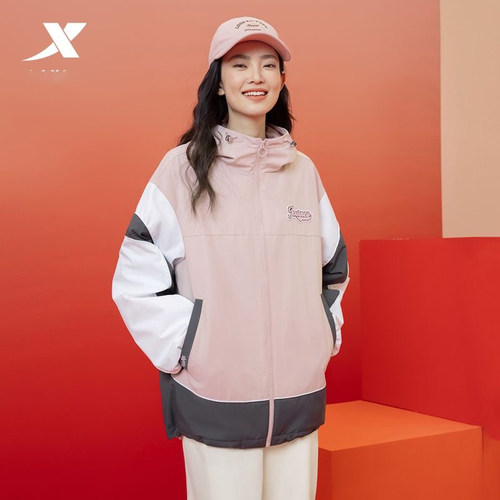 特步保暖风衣女2025春季新款拼接宽松运动连帽风衣975128160237