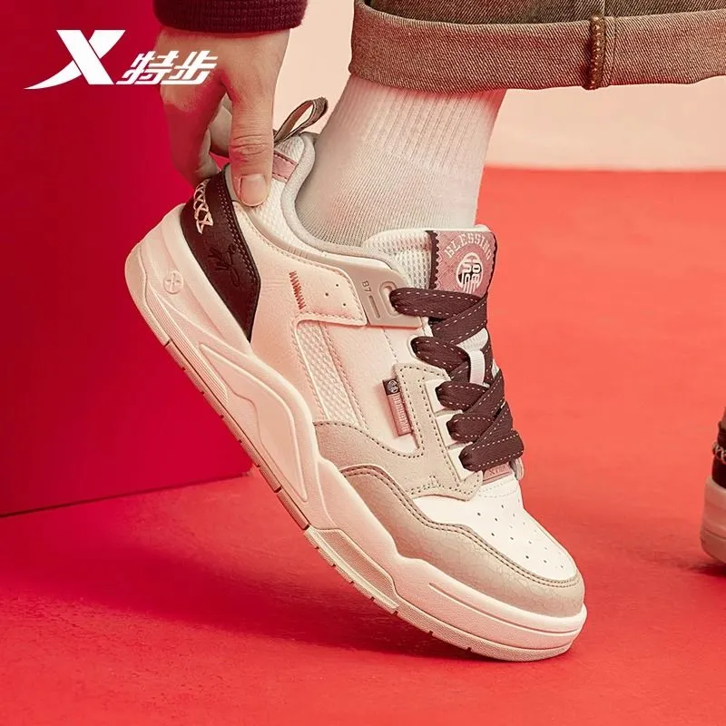 特步女子2025春季新款街头皮面保暖休闲潮流板鞋女鞋975118310047