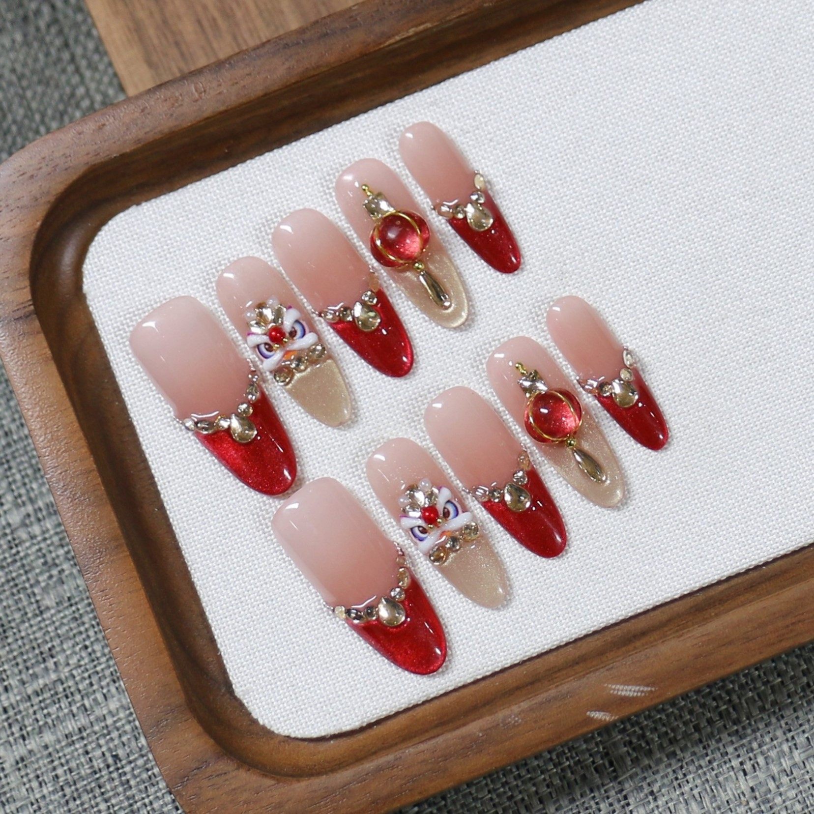 新年款纯手工穿戴甲新春醒狮灯笼美甲贴片批发轻奢猫眼重复假指甲,彩妆/香水/美妆工具,穿戴甲/甲片,淘宝优惠券,粉丝福利购,淘宝优惠卷