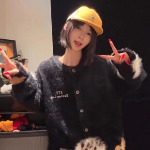 R77日系氛围感仿水貂绒黑色拼接卡通开衫卫衣女秋冬软糯毛衣外套