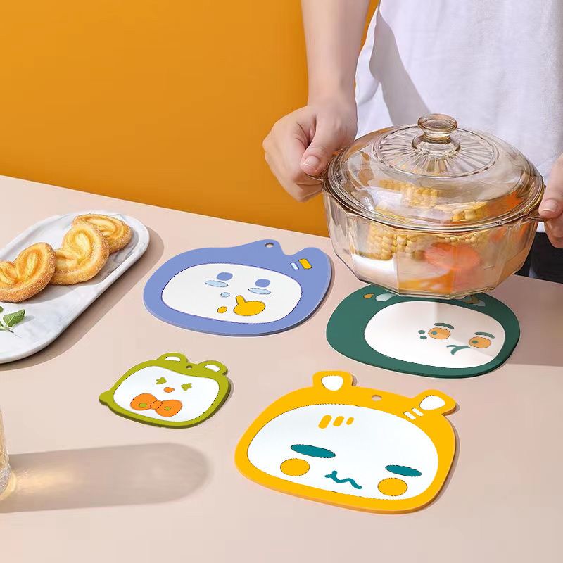 硅胶餐盘隔热防水餐垫家用卡通套装餐桌防烫桌面杯垫五件组合