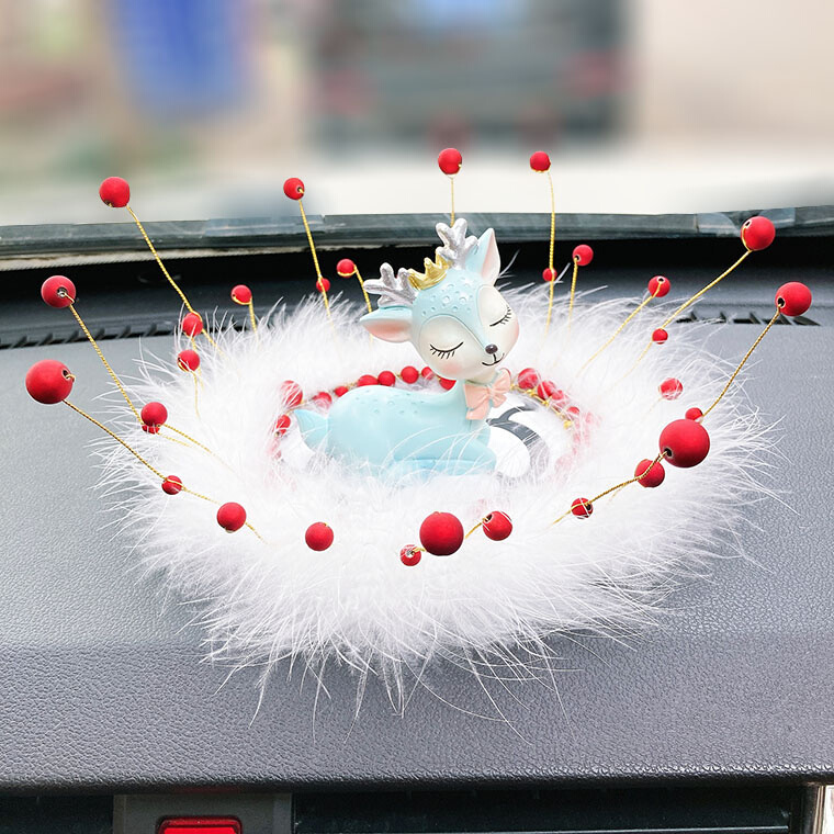 汽车摆件可爱小鹿一路平安车摆饰品创意礼物网红款麋鹿皇冠羽毛垫