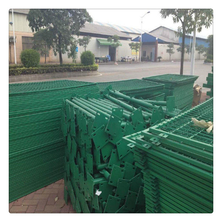 厂家生产围蔽围栏 高速公路护栏 隔离网 框架护栏 双边丝护栏