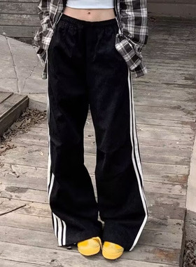 Loose wide-legged striped pants       运动条纹系带宽松阔腿裤