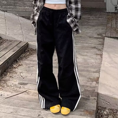 Loose wide-legged striped pants       运动条纹系带宽松阔腿裤