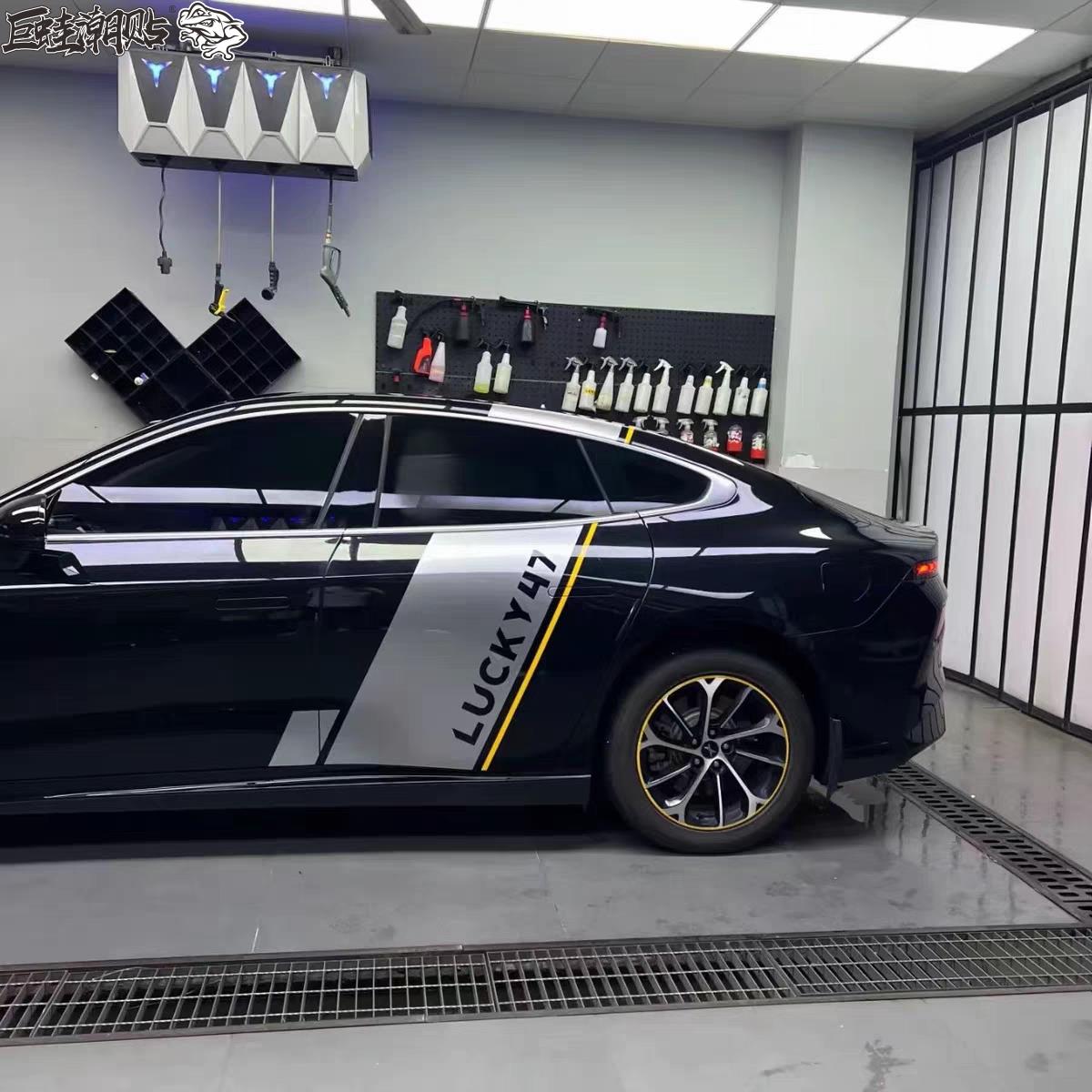 小鹏P7车身两侧装饰运动彩