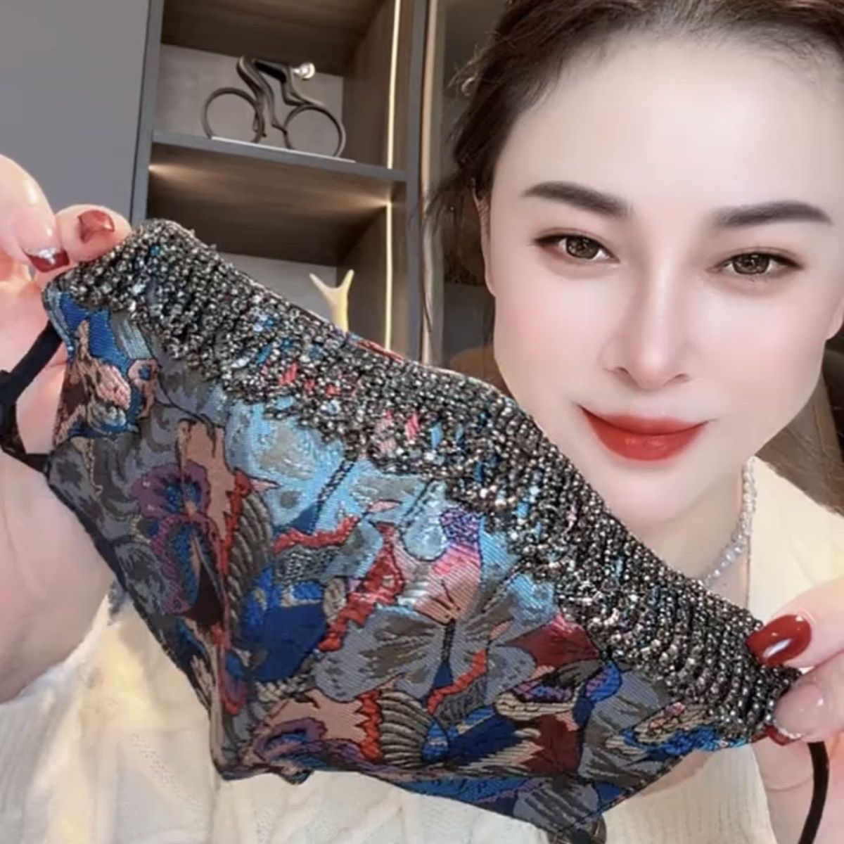 2024新款秋冬季缎面提花国潮风重工镶钻流苏口罩高颜值气质民族风