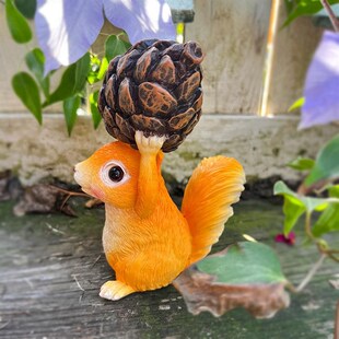 小松鼠举松果装饰摆件可爱动物家居桌面摆设阳台户外园艺造景布置