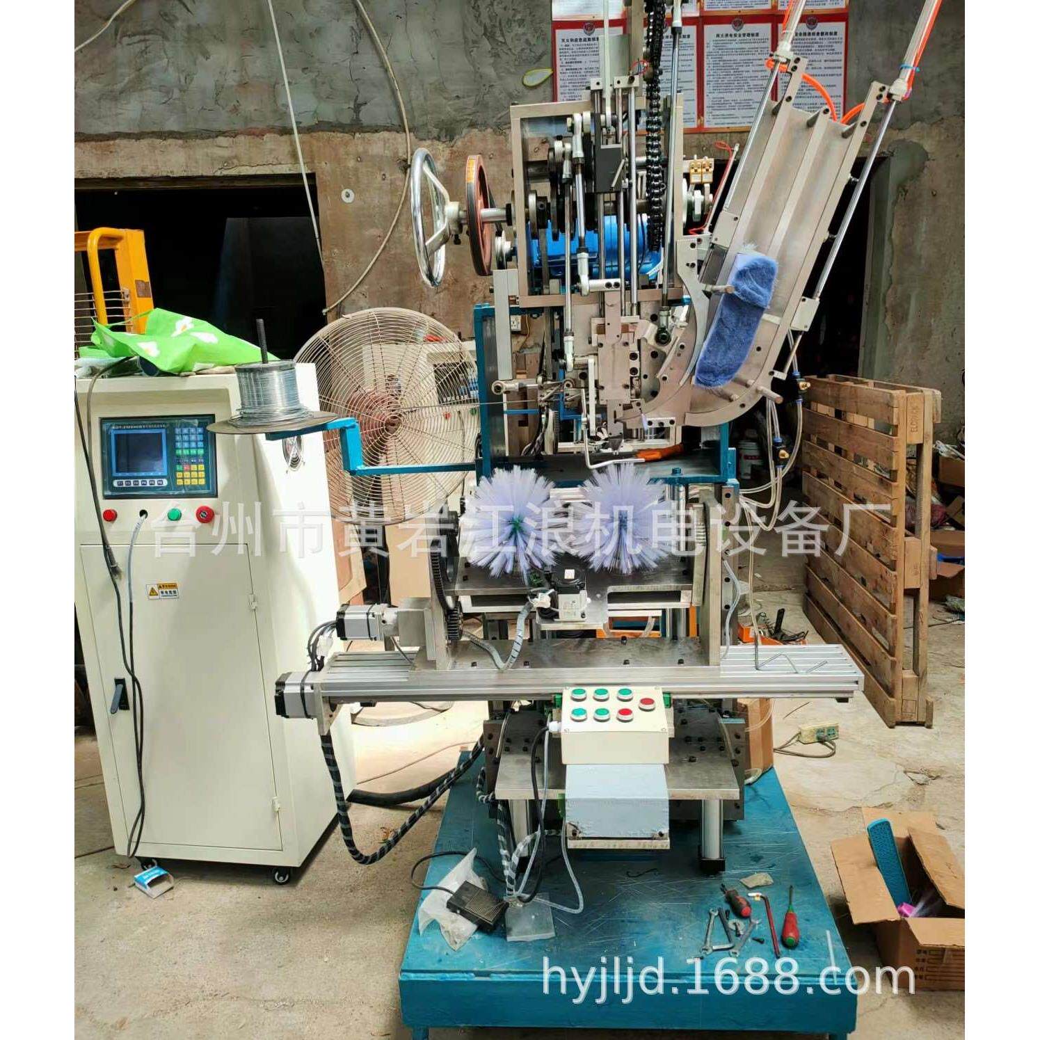 植毛机承接各种木材塑料板子钻孔植毛加工直供