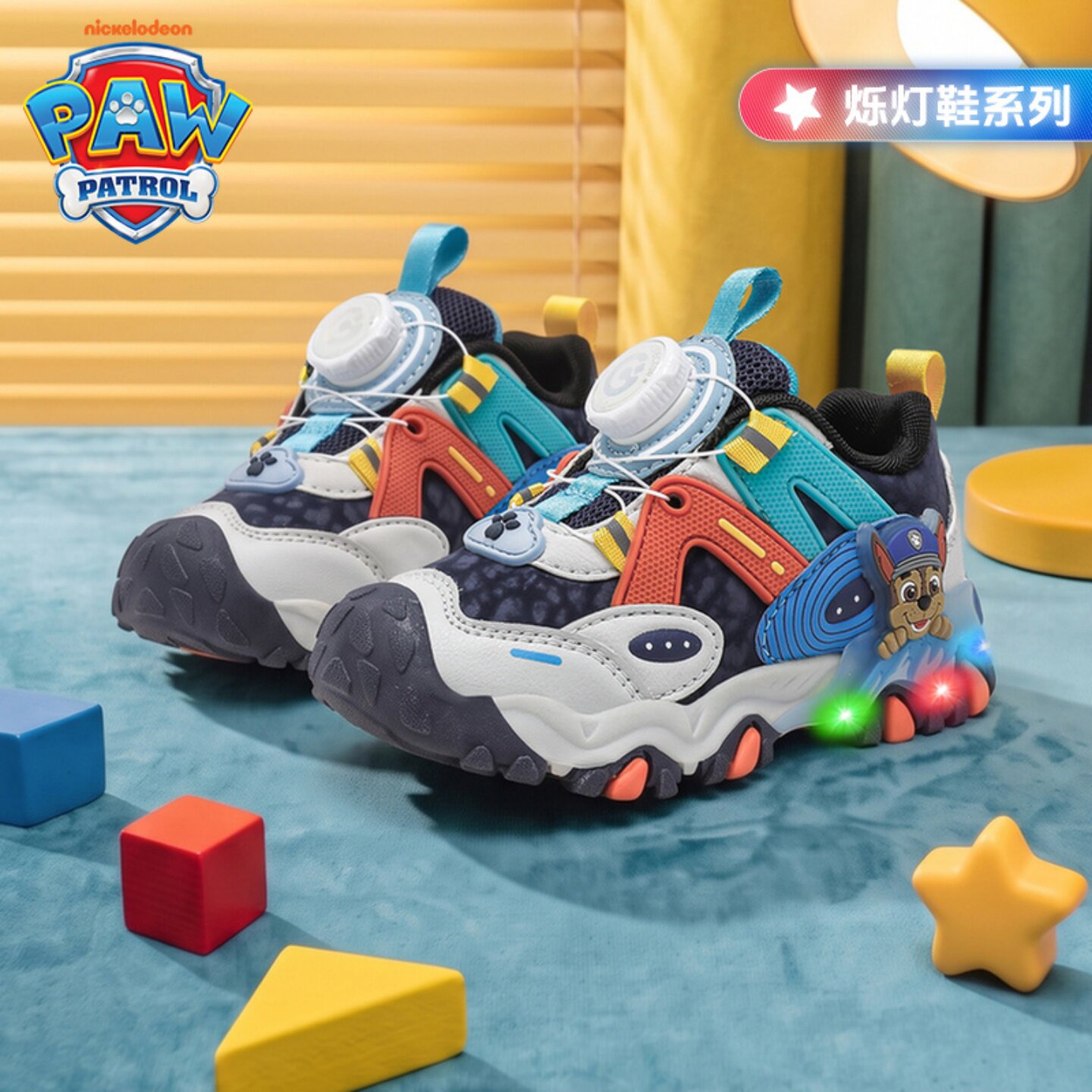 汪汪队板鞋旋钮扣百搭闪灯鞋跑步