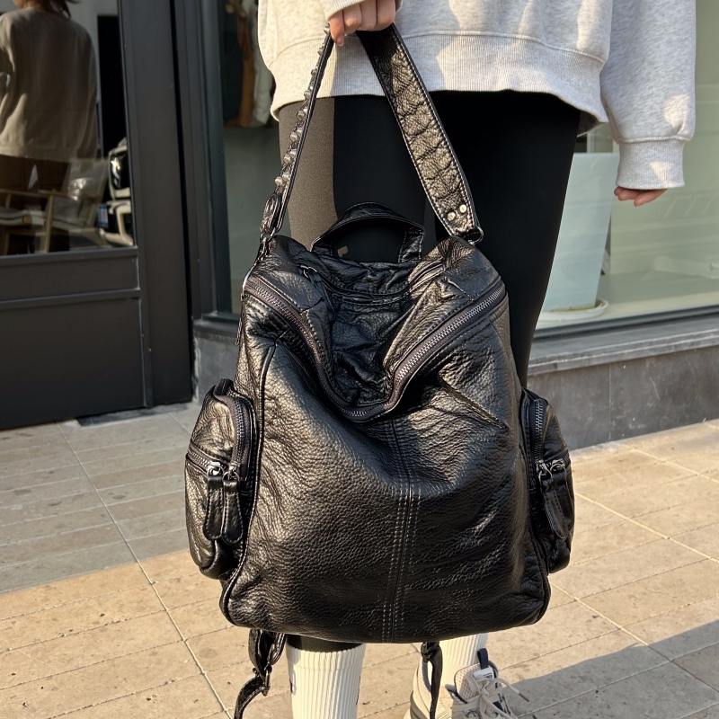 真皮双肩书包女2025新款韩版软皮大容量旅行背包铆钉复古单肩两用