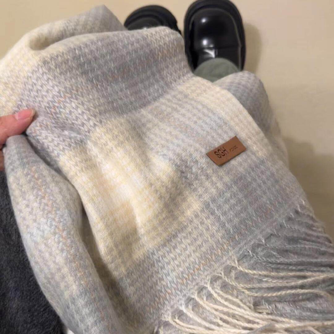 白色格子围巾女仿羊毛绒秋冬韩系氛围感披肩外搭两用保暖2024新款