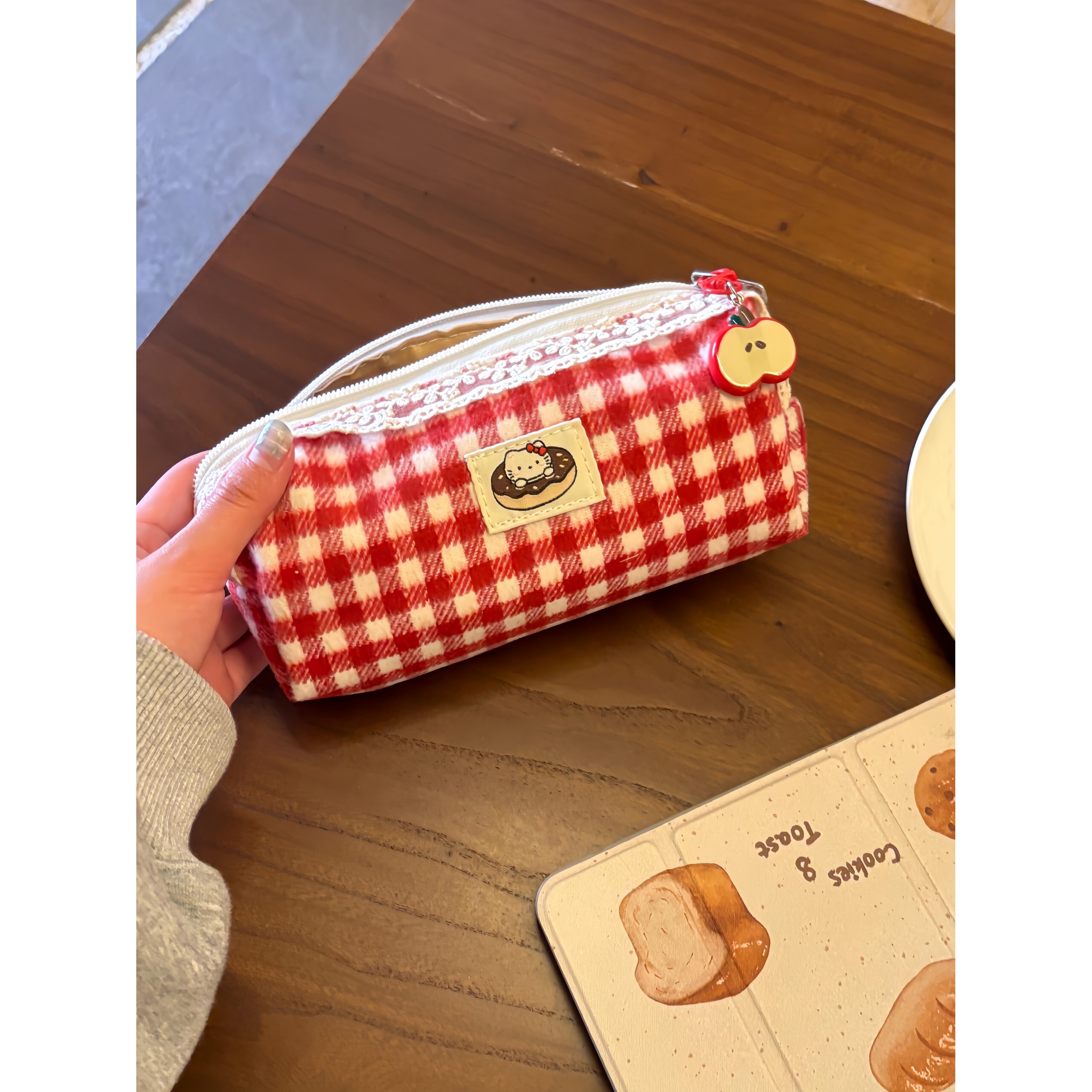 可爱蕾丝格子笔袋高颜值ins风文具铅笔盒大容量初中女生小众设计