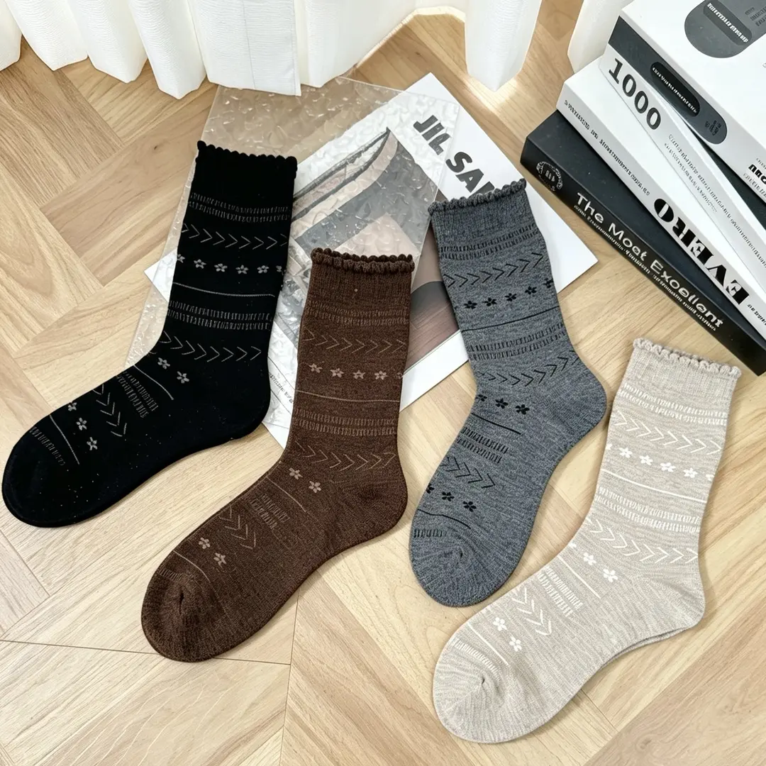 美拉德暗纹女秋款中筒袜