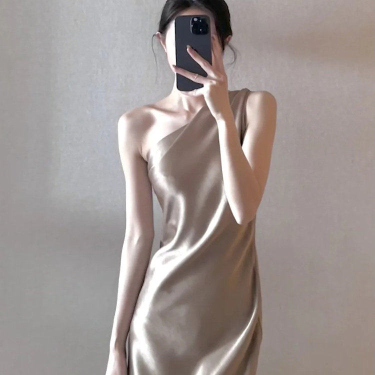 女士包臀露背连衣裙聚氨