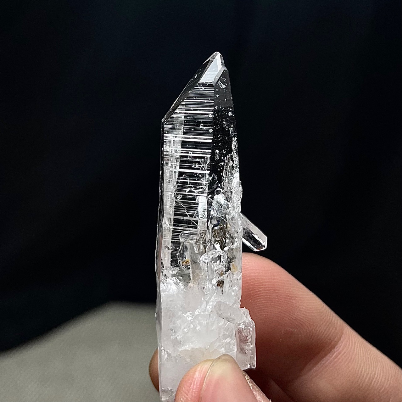 利姆利亚单尖柱天然白水晶原石柱明显生长纹高阶水晶通透明亮