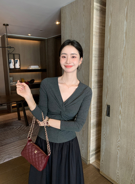 Maven Lin 精明恣意 黑色扭结V领长袖t恤女气质收腰针织衫上衣